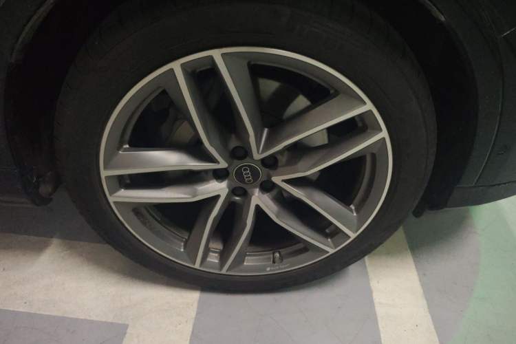 Used Audi Q7 2024 55 TFSI quattro S line Sport model Right Front Wheel Hub