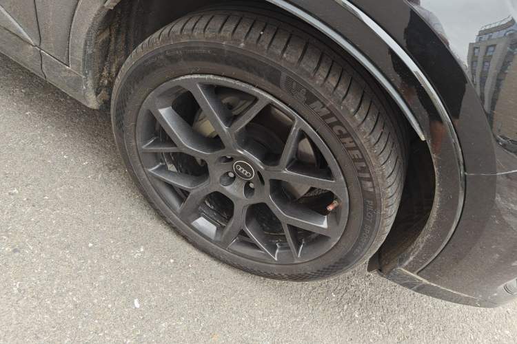 Used Audi Q7 2024 45 TFSI quattro S line Black Warrior Edition Right Front Wheel Hub