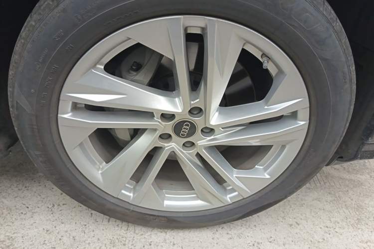 Used Audi Q7 2024 45 TFSI quattro S line Sport Edition Right Front Wheel Hub
