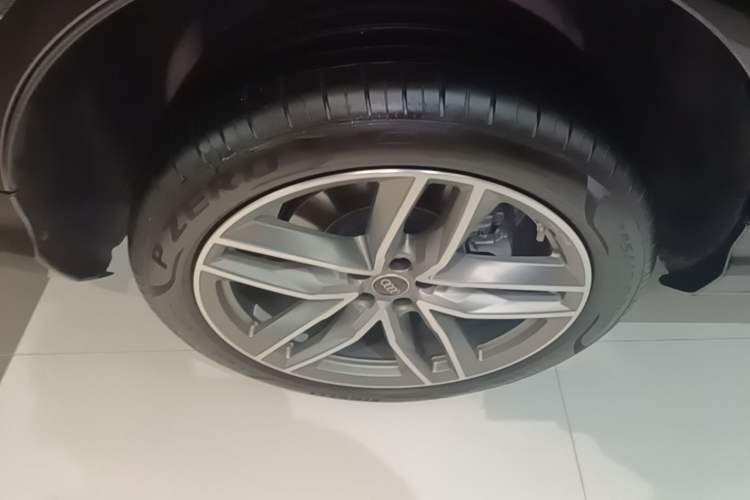 Used Audi Q7 2024 55 TFSI quattro S line Sport model Right Rear Wheel Hub