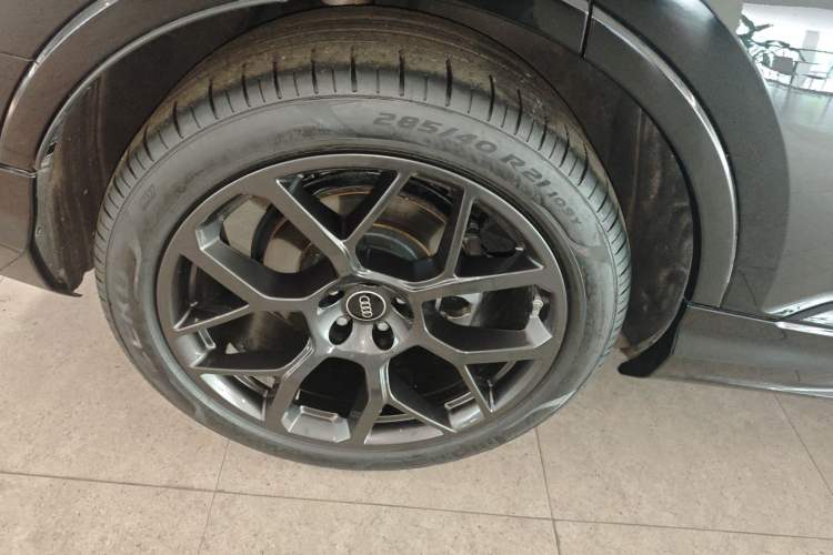 Used Audi Q7 2024 45 TFSI quattro S line Black Warrior Edition Right Rear Wheel Hub