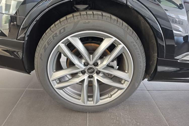 Used Audi Q7 2024 55 TFSI quattro S line Sport model Right Rear Wheel Hub