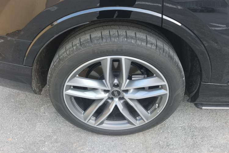 Used Audi Q7 2024 55 TFSI quattro S line Sport model Right Rear Wheel Hub