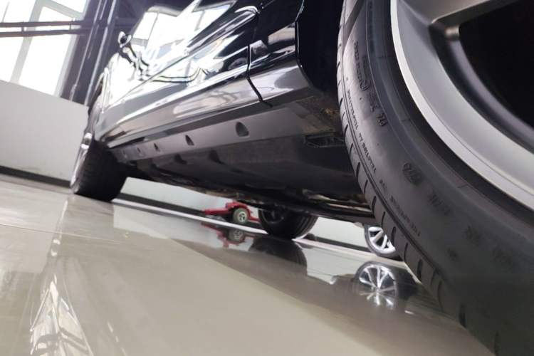 Used Audi Q7 2024 55 TFSI quattro S line Sport model Right Side Sill