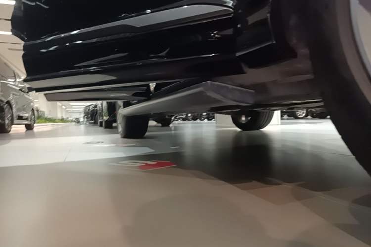 Used Audi Q7 2024 55 TFSI quattro S line Sport model Right Side Sill