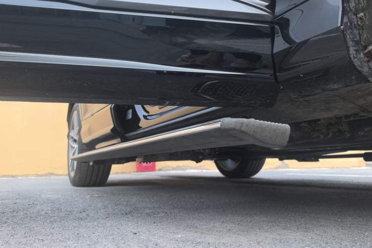 Used Audi Q7 2024 55 TFSI quattro S line Sport model Right Side Sill