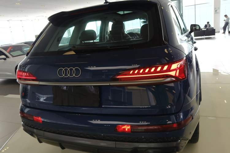 Used Audi Q7 2024 45 TFSI quattro S line Sport Edition Exterior 4