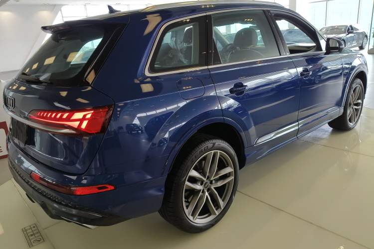 Used Audi Q7 2024 45 TFSI quattro S line Sport Edition Exterior 5