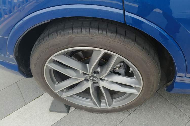 Used Audi Q7 2024 45 TFSI quattro S line Sport Edition Right Rear Wheel Hub