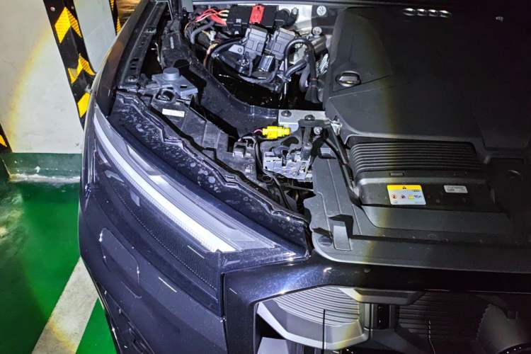 Used Audi Q7 2025 45 TFSI quattro S line Black Warrior Edition Engine Bay Right