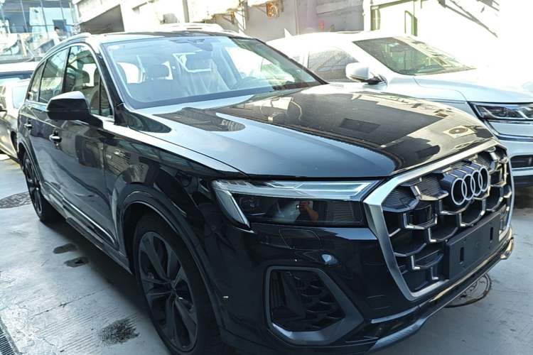 Used Audi Q7 2025 55 TFSI quattro S line Sport Edition Front Right 45 Deg