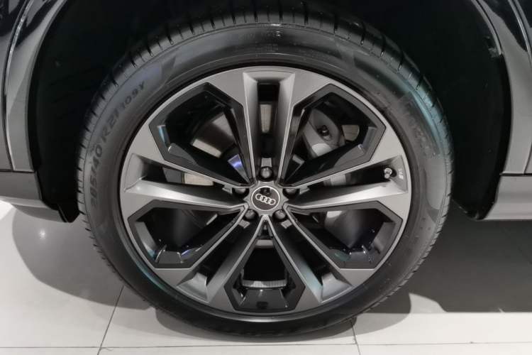 Used Audi Q7 2025 55 TFSI quattro S line Sport Edition Left Front Wheel Hub