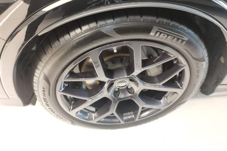 Used Audi Q7 2025 55 TFSI quattro S line Sport Edition Left Front Wheel Hub
