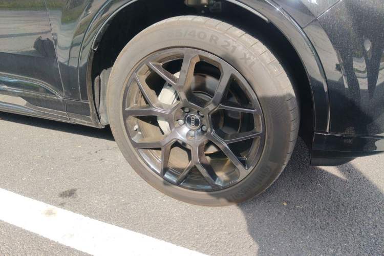 Used Audi Q7 2025 45 TFSI quattro S line Black Warrior Edition Right Front Wheel Hub