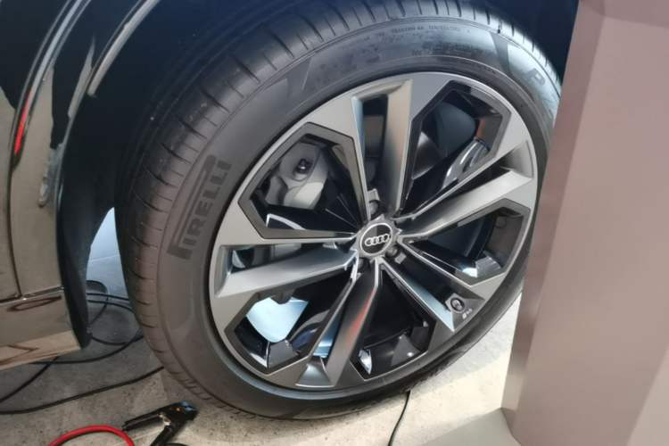 Used Audi Q7 2025 55 TFSI quattro S line Sport Edition Right Front Wheel Hub