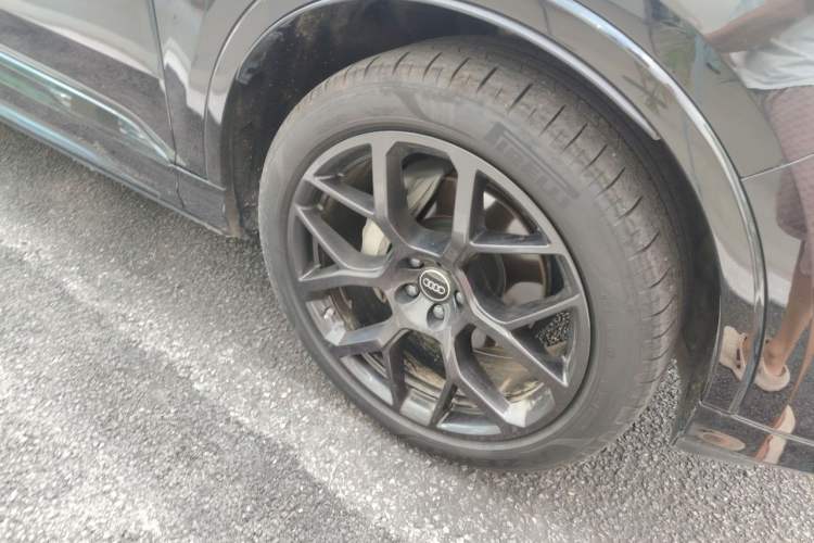 Used Audi Q7 2025 45 TFSI quattro S line Black Warrior Edition Right Front Wheel Hub