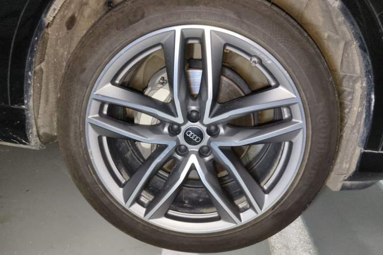 Used Audi Q7 2025 45 TFSI quattro S line Black Warrior Edition Right Front Wheel Hub