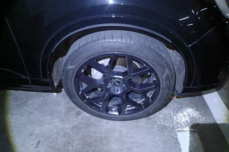 Used Audi Q7 2025 45 TFSI quattro S line Black Warrior Edition Right Front Wheel Hub