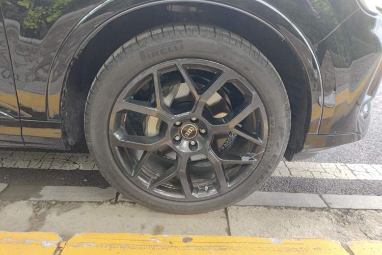 Used Audi Q7 2025 45 TFSI quattro S line Black Warrior Edition Right Front Wheel Hub