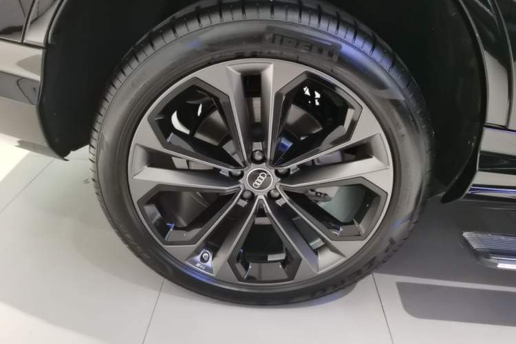 Used Audi Q7 2025 55 TFSI quattro S line Sport Edition Right Rear Wheel Hub