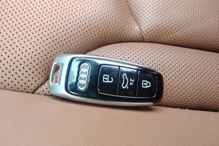 Used Audi Q7 2025 45 TFSI quattro S line Black Warrior Edition Vehicle Key