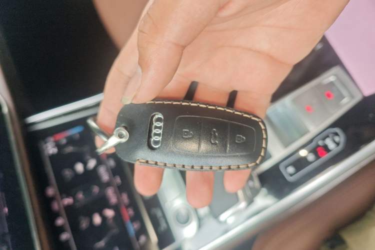 Used Audi Q7 2025 45 TFSI quattro S line Black Warrior Edition Vehicle Key