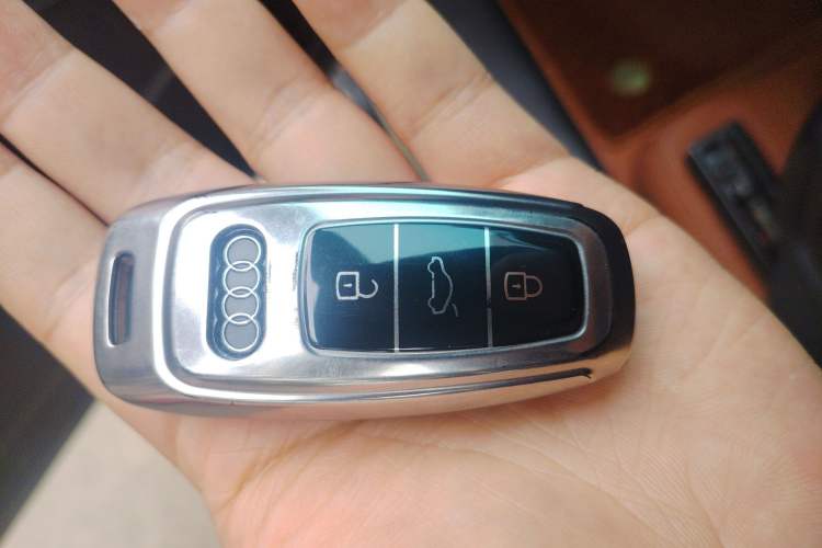 Used Audi Q7 2025 45 TFSI quattro S line Black Warrior Edition Vehicle Key