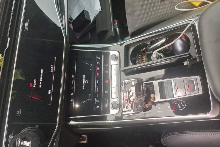 Used Audi Q8 2021 55 TFSI Prestige Dynamic Edition Audio And AC Panel