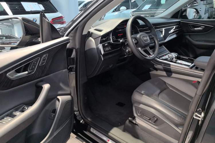 Used Audi Q8 2022 55 TFSI Luxury Dynamic Edition Interior 2
