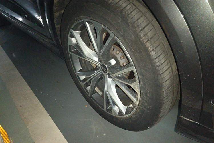 Used Audi Q8 2021 55 TFSI Luxury Dynamic Edition Right Front Wheel Hub