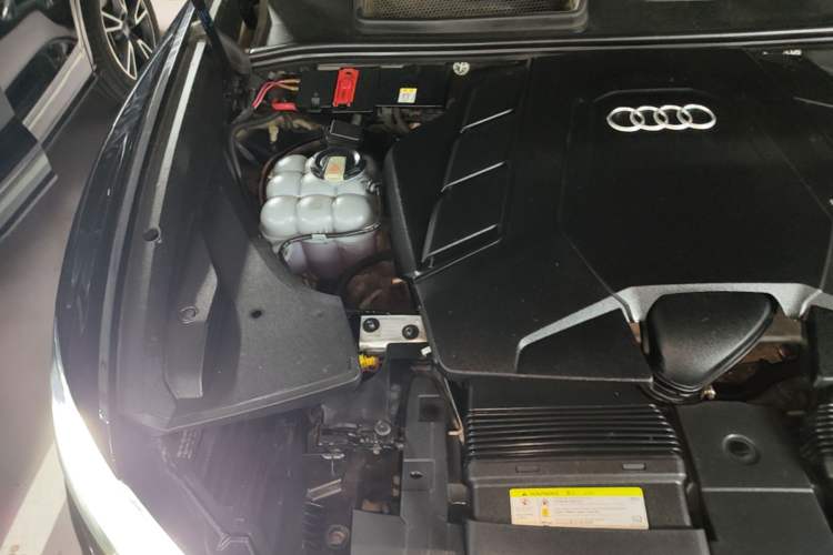 Used Audi Q8 2019 55 TFSI Luxury Dynamic Model Engine Bay Right