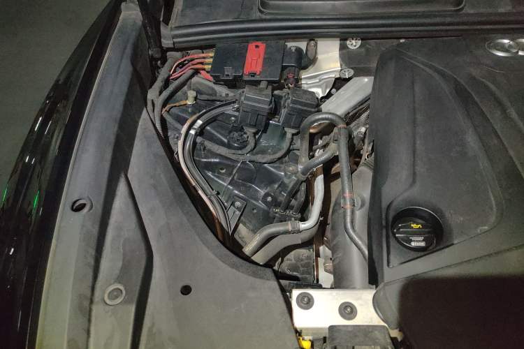 Used Audi Q8 2019 45 TFSI Luxury Prestige Edition Engine Bay Right