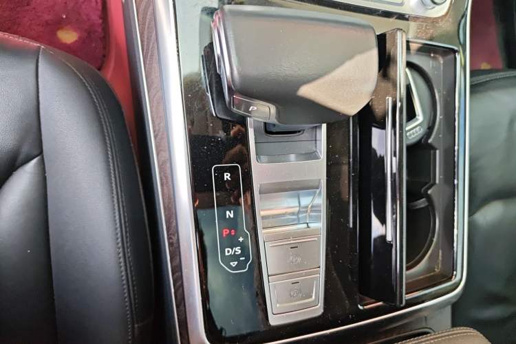 Used Audi Q8 2019 55 TFSI Luxury Dynamic Model Gear Lever
