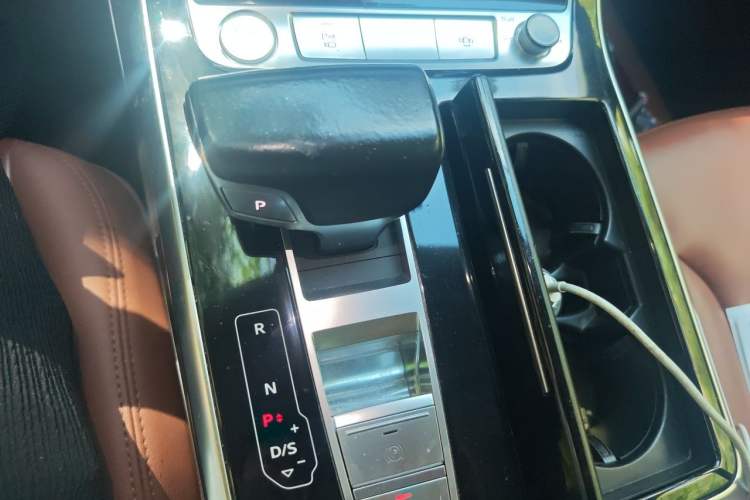 Used Audi Q8 2019 55 TFSI Luxury Dynamic Model Gear Lever