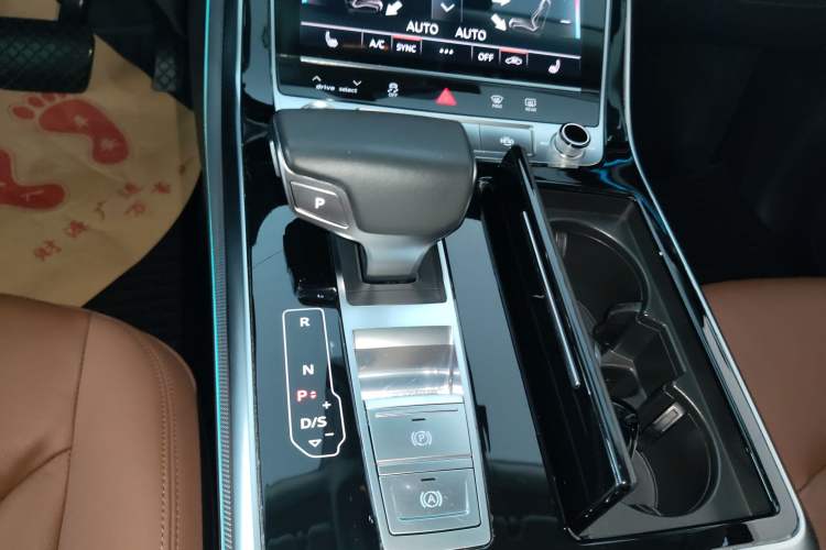 Used Audi Q8 2019 45 TFSI Luxury Prestige Edition Gear Lever