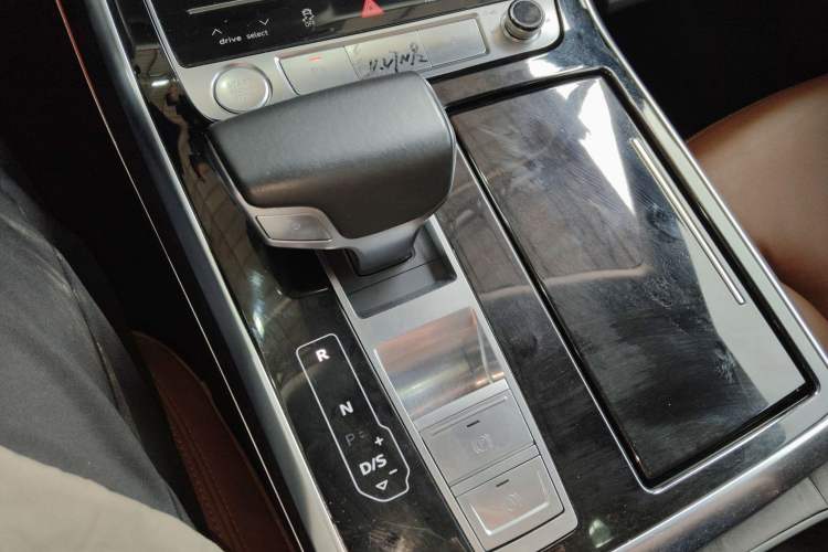 Used Audi Q8 2019 55 TFSI Luxury Dynamic Model Gear Lever