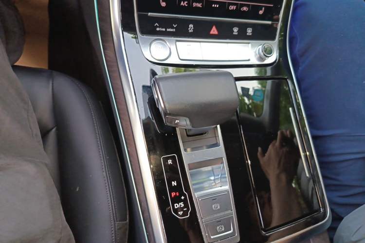 Used Audi Q8 2019 55 TFSI Luxury Dynamic Model Gear Lever