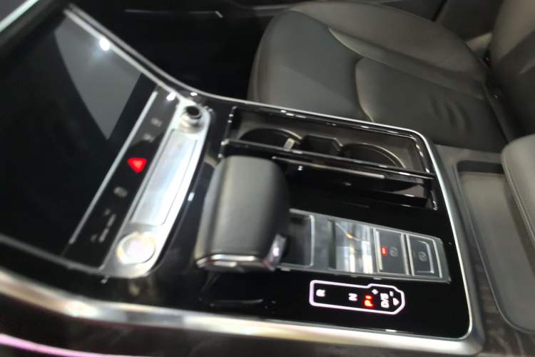 Used Audi Q8 2019 55 TFSI Luxury Dynamic Model Gear Lever