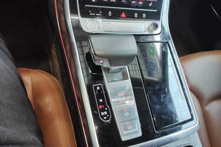 Used Audi Q8 2019 55 TFSI Luxury Dynamic Model Gear Lever