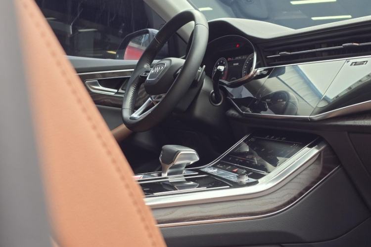 Used Audi Q8 2019 55 TFSI Luxury Dynamic Model Interior 9