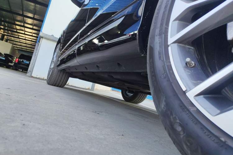Used Audi Q8 2019 55 TFSI Luxury Dynamic Model Left Side Sill