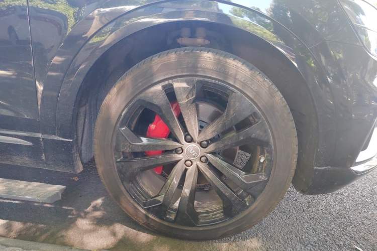 Used Audi Q8  Right Front Wheel Hub