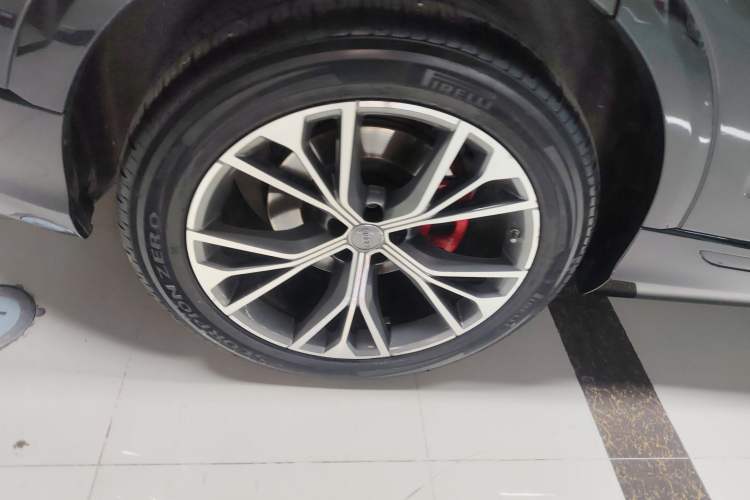 Used Audi Q8 2019 55 TFSI Luxury Dynamic Model Right Rear Wheel Hub