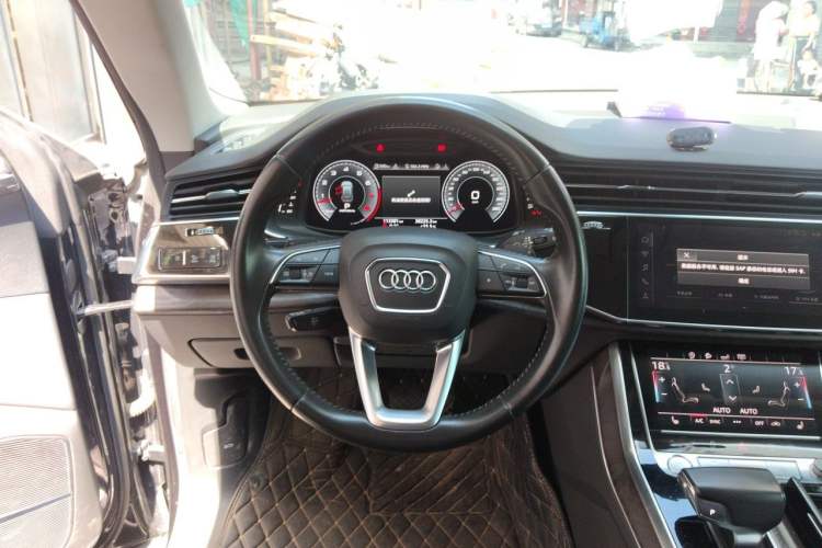 Used Audi Q8 2019 55 TFSI Luxury Dynamic Model Steering Wheel