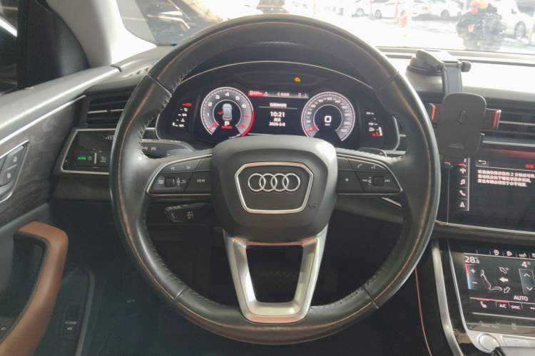 Used Audi Q8 2019 55 TFSI Luxury Dynamic Model Steering Wheel