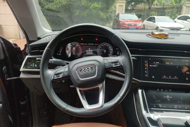 Used Audi Q8 2019 55 TFSI Luxury Dynamic Model Steering Wheel