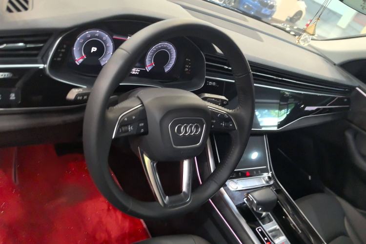 Used Audi Q8 2019 55 TFSI Luxury Dynamic Model Steering Wheel