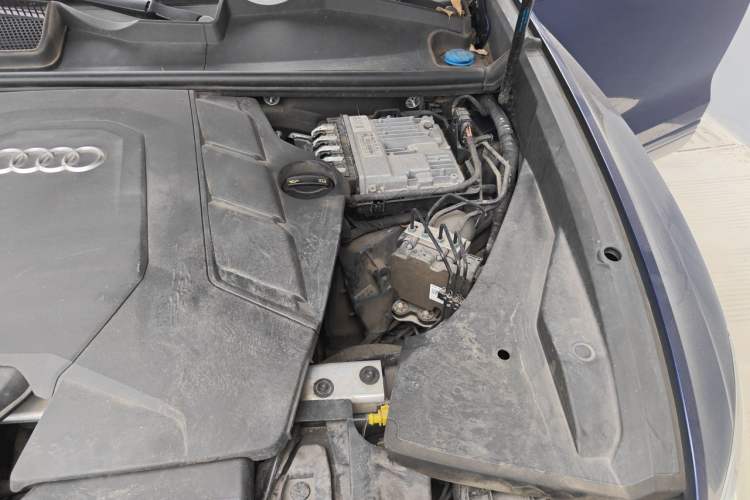 Used Audi Q8 2019 55 TFSI Luxury Dynamic Model Engine Bay Left