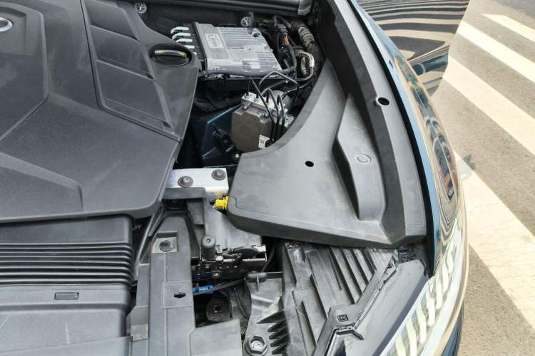 Used Audi Q8 2019 55 TFSI Luxury Dynamic Model Engine Bay Left