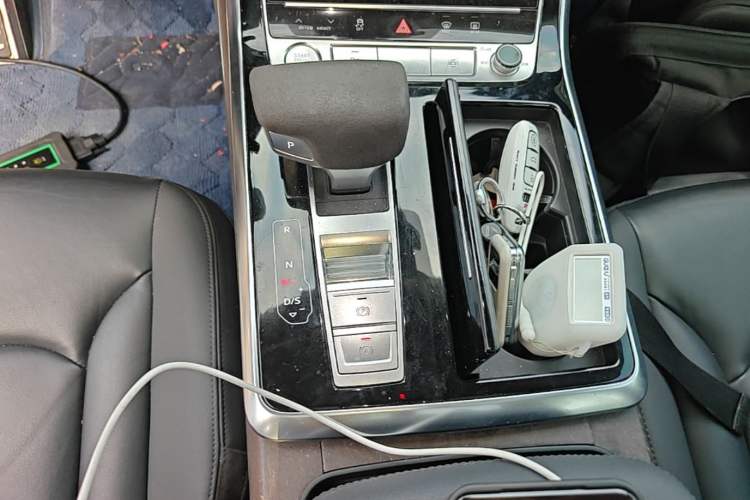 Used Audi Q8 2019 55 TFSI Luxury Dynamic Model Gear Lever